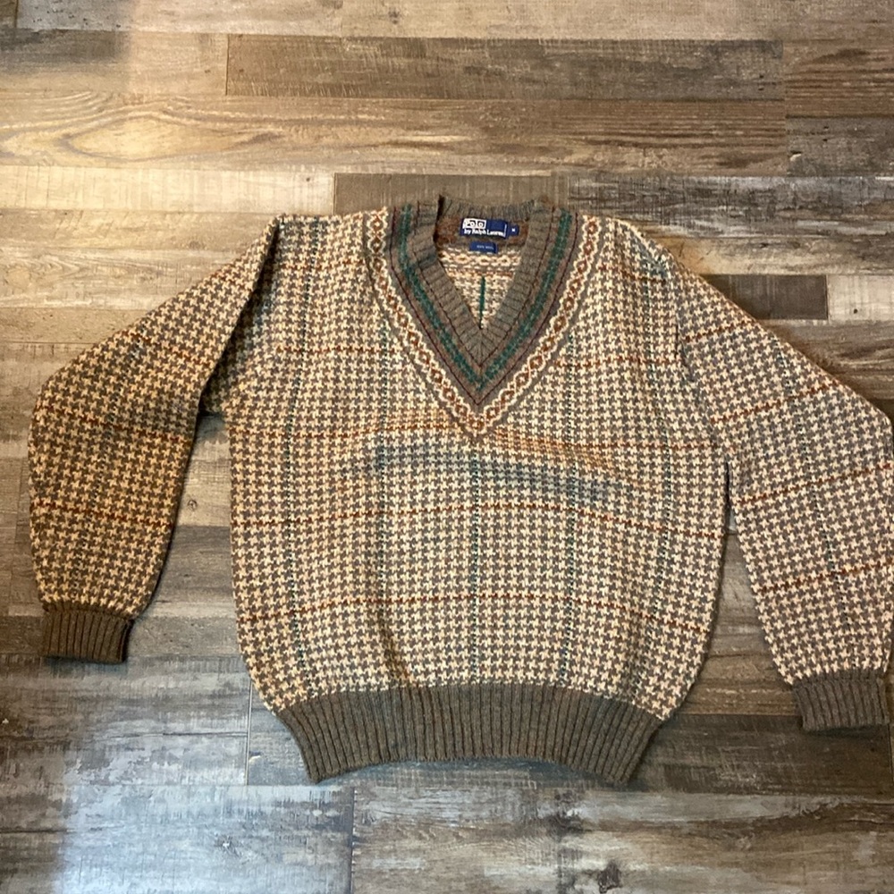 Very nice vintage polo v-neck houndstooth sweater. Classic piece!